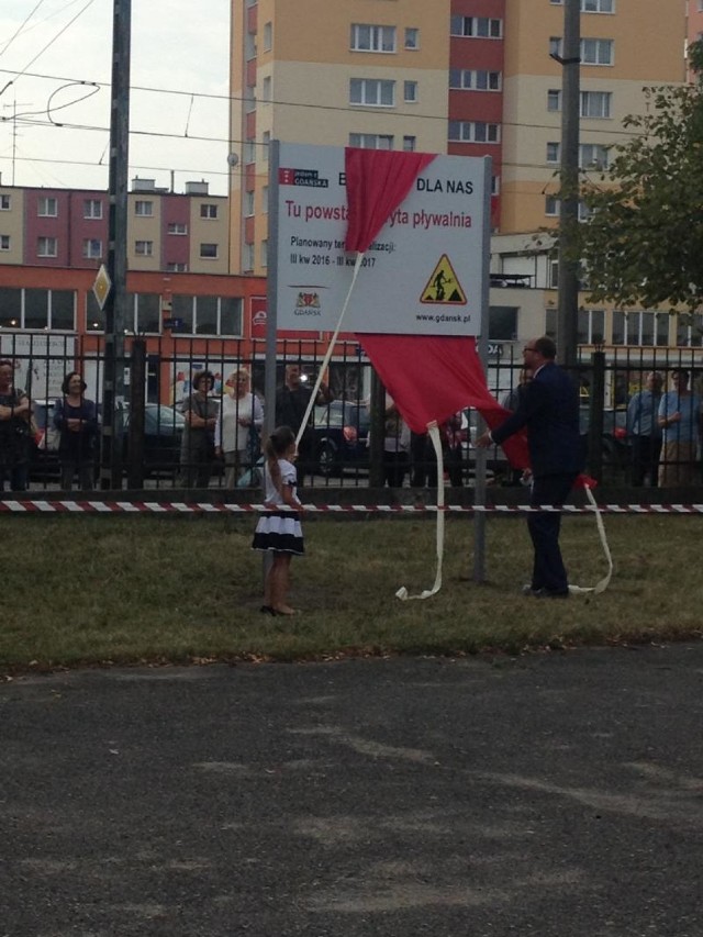 Będzie basen na Stogach. Podczas miejskiej inauguracji roku szkolnego w Gdańsku, która odbyła się w Szkole Podstawowej nr 11 przy ul. Stryjewskiego 28 na Stogach, prezydent Paweł Adamowicz przekazał, że w przyszłym roku przy szkole rozpocznie się budowa krytej pływalni.