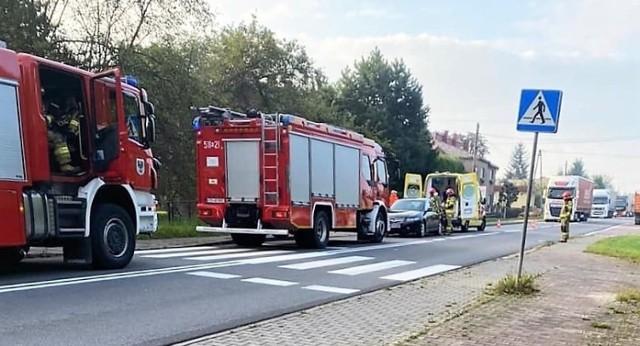 W Oświęcimiu, na ulicy Jagiełły, motorowerzysta wpadł na samochód osobowy (21 września 2021)