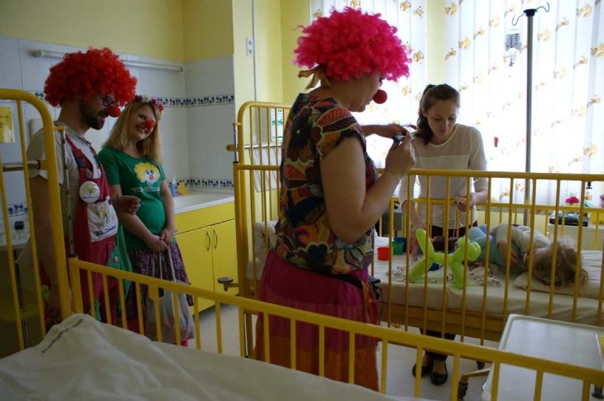 Klowni odwiedzili chore dzieci w szpitalu w Starachowicach