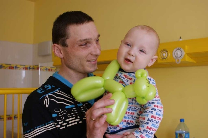 Klowni odwiedzili chore dzieci w szpitalu w Starachowicach