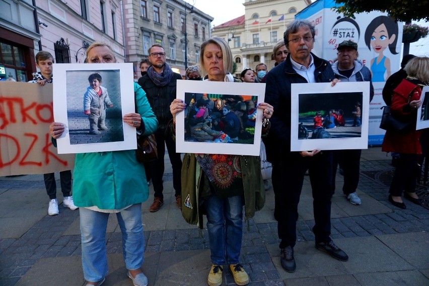„Stan wyjątkowo nieludzki". Protest KOD przed biurem PiS w Lublinie. Zobacz zdjęcia