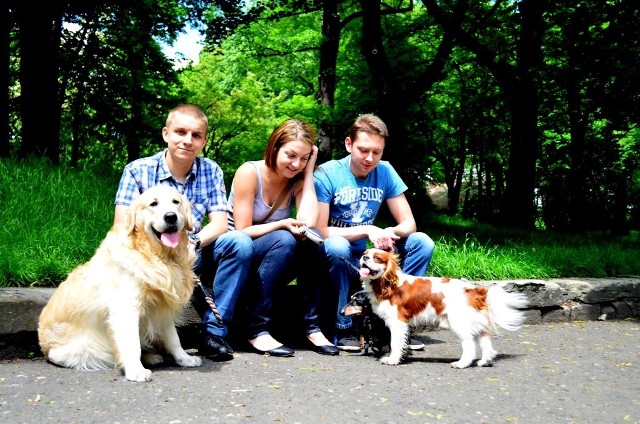 Inicjatorzy psiego parku w Mysłowicach: Mariusz, Karolina i Paweł ze swoimi pupilami