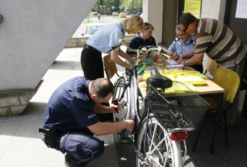 Inowrocławscy policjanci znakowali rowery [zdjęcia]