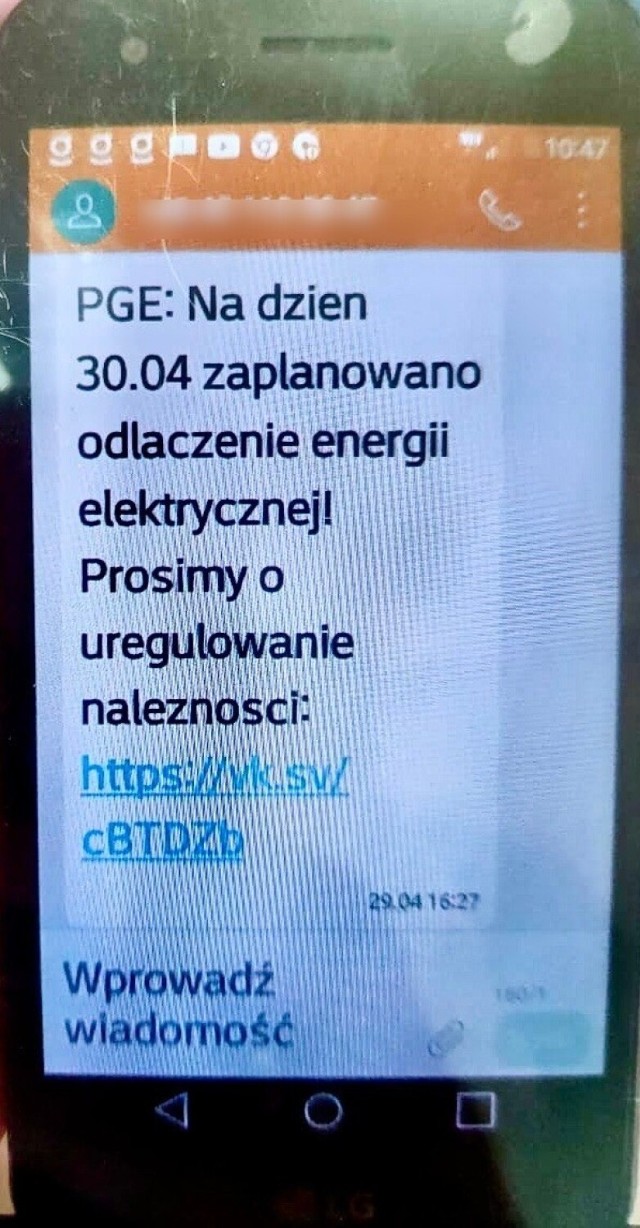 Oszuści zamieszczają w SMS-ie link przekierowujący do bankowości elektronicznej. Strona naszego banku to w rzeczywistości bardzo dobrze wykonana kopia z innym adresem, który pozwala przejąć kontrolę nad kontem.