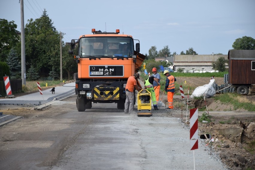 Budują drogę powiatową z Kobylnik do Nowego Białcza FOTO