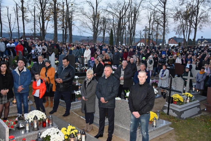 Wszystkich Świętych 2021 w Kiełpinie - procesja na cmentarz  ZDJĘCIA
