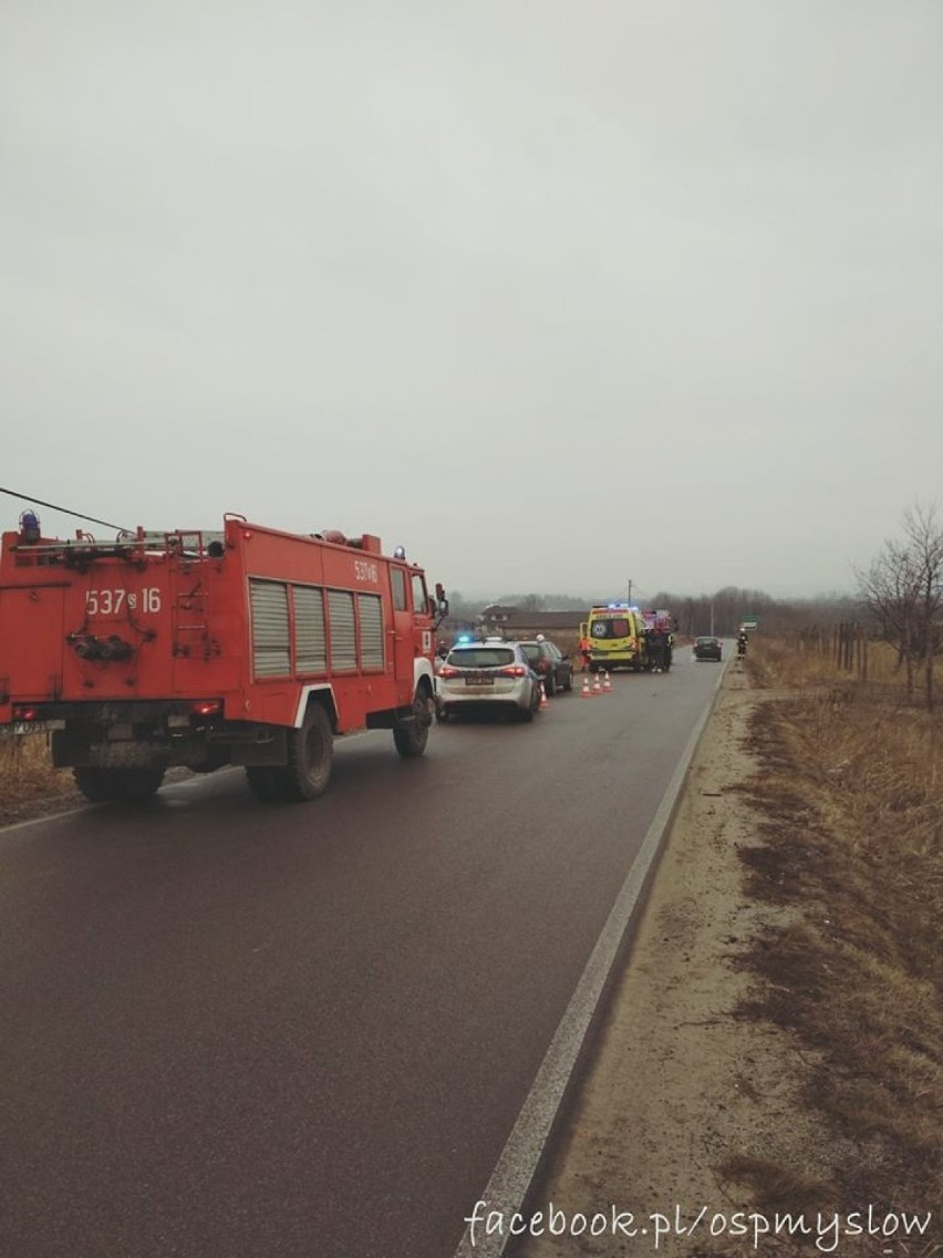 Wypadek w Mysłowie. Samochód wypadł z drogi i uderzył w słup. Jedna osoba została ranna