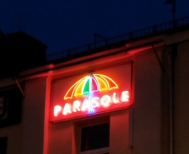 Nad wejściem do Zakładu Parasolniczego przy ulicy 1 Maja w Kielcach po latach przerwy ponownie zaświecił neon.
