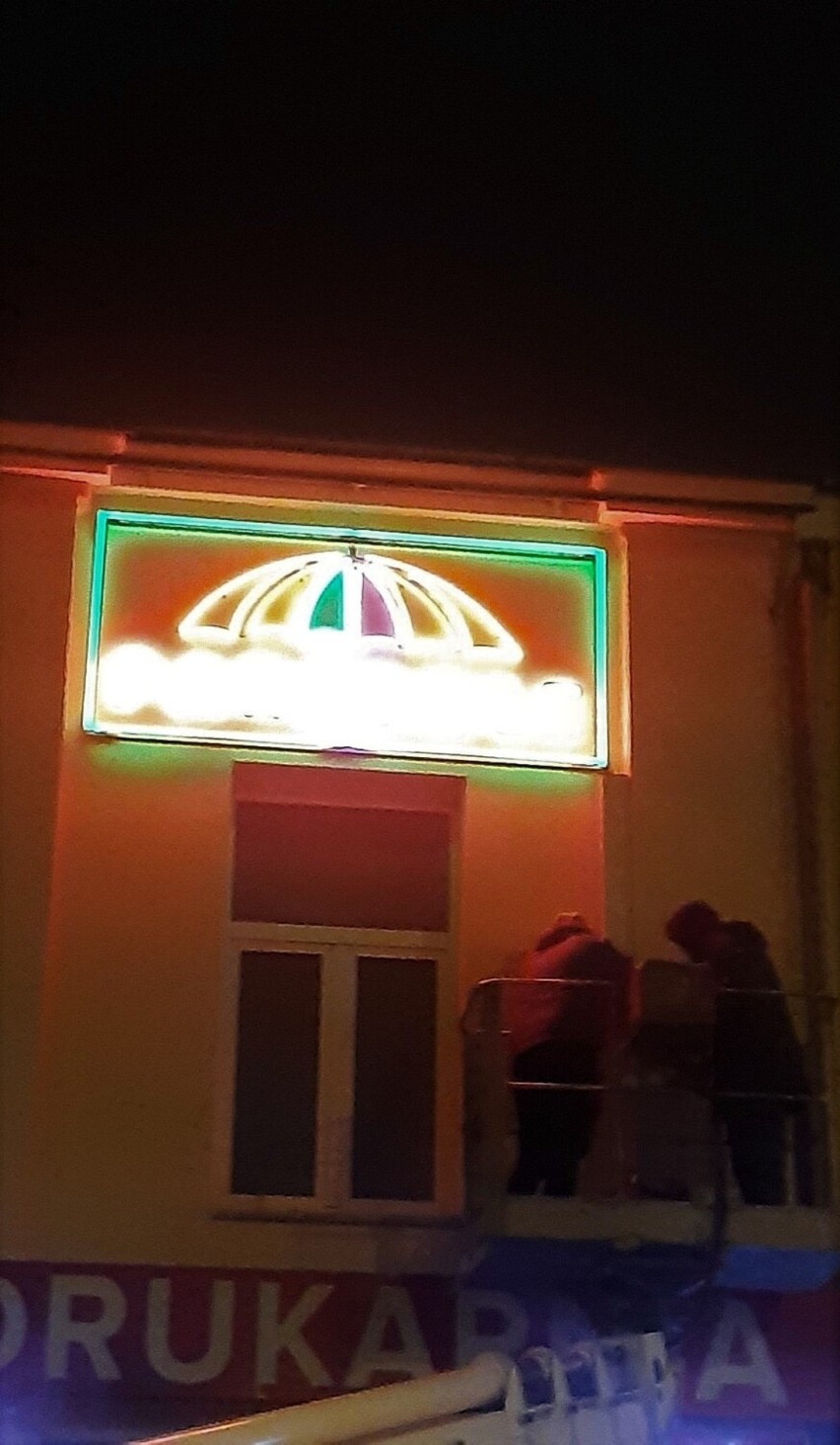 Kolejny neon w kształcie parasola świeci w Kielcach. Po latach udało się usunąć usterkę  