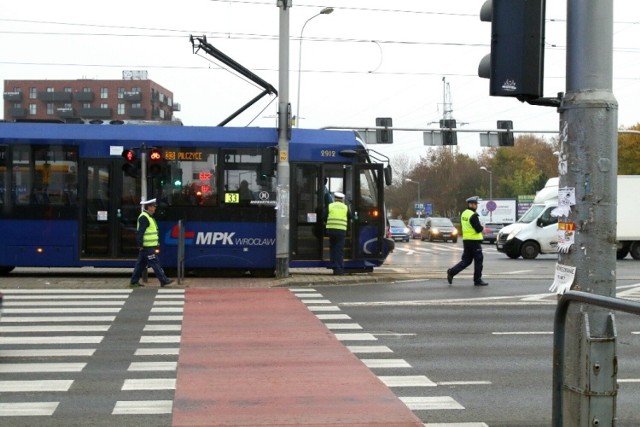 Tramwaj linii 33 potrącił kobietę na ul. Legnickiej we Wrocławiu 16.11.2022