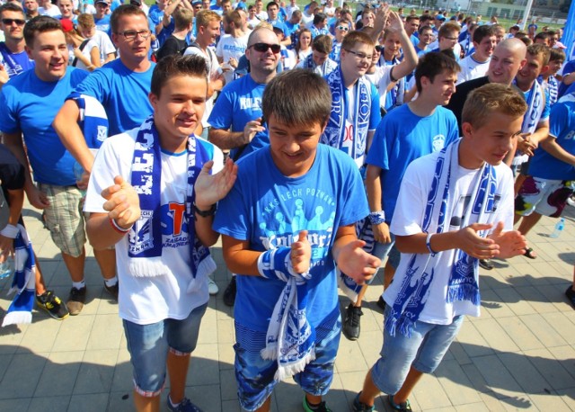 Kibice Lecha Poznań dopingowali piłkarzy pod stadionem