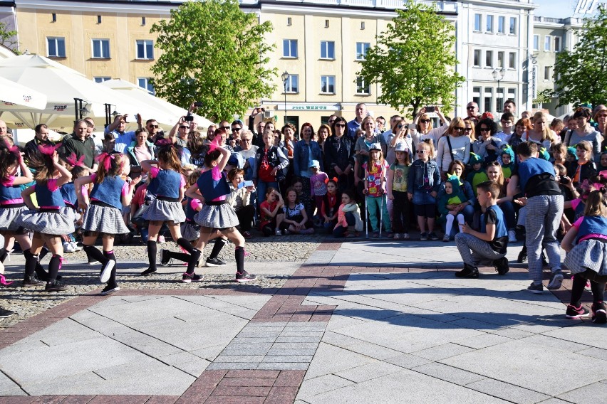 Na Rynku Kościuszki zaprezentowali się młodzi tancerze.