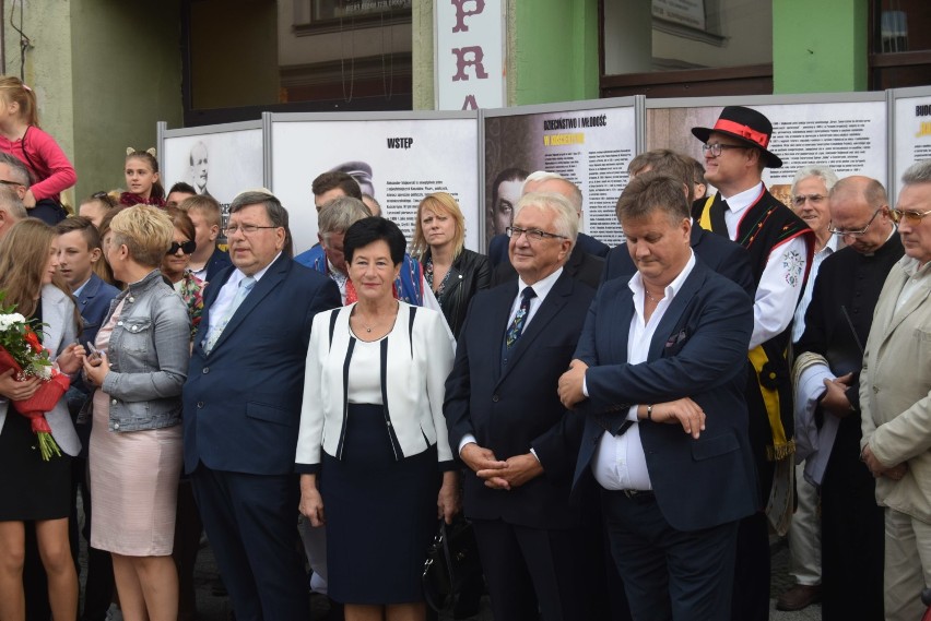 Odsłonięto pomnik dr. Aleksandra Majkowskiego na ul. Długiej w Kościerzynie. Kaszubskie Bajania [ZDJĘCIA, WIDEO]