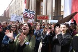 Strajk nauczycieli w Warszawie 2019. Uczniowie protestują wspólnie z pedagogami