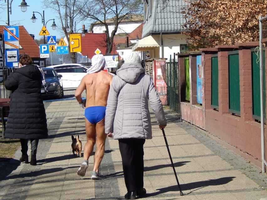 Wielkanoc w Ustce. Tłum spacerowiczów na promenadzie i plaży 