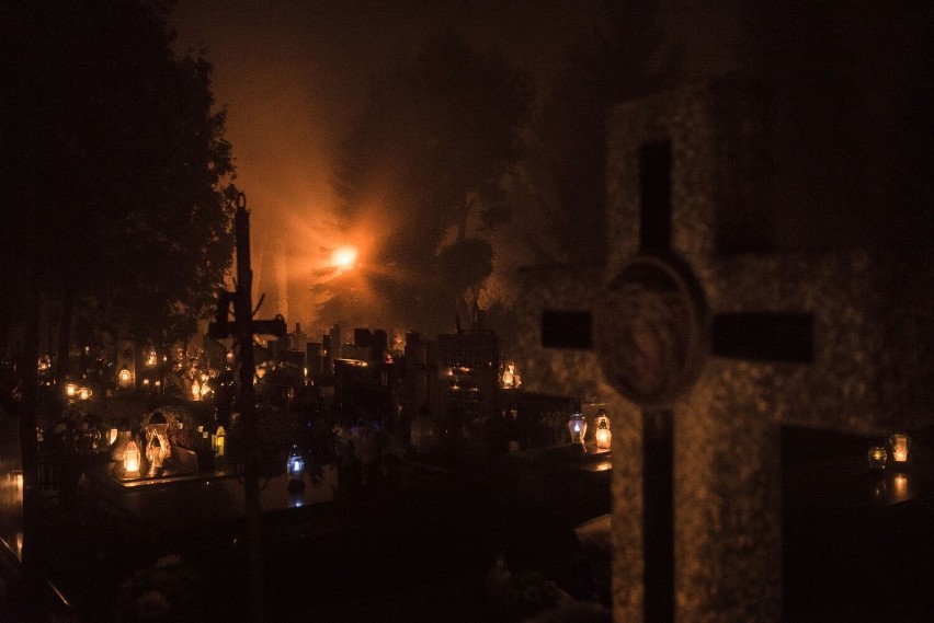 Poważna awaria prądu na cmentarzu w Cedzynie. Niezbędna wymiana przewodu pod główną aleją