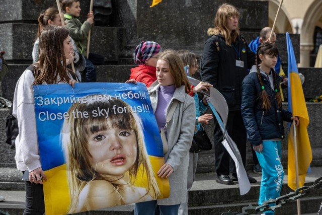 Prawie 230 tysięcy uchodźców z Ukrainy osiedliło się w krakowskim obszarze metropolitalnym, czyli Krakowie i sąsiednich gminach, w ostatnich tygodniach. Aż 77 procent z nich, czyli 177,6 tys., wybrało Kraków, co sprawiło, że populacja miasta zwiększyła się w krótkim czasie do 957.531 mieszkańców, a więc o 19 procent.