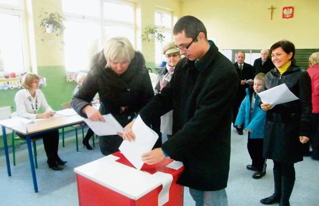 Głosowanie do Rady Gminy w Choczu. Tomasz Witman ze Starego Oleśca wrzuca swoją kartkę