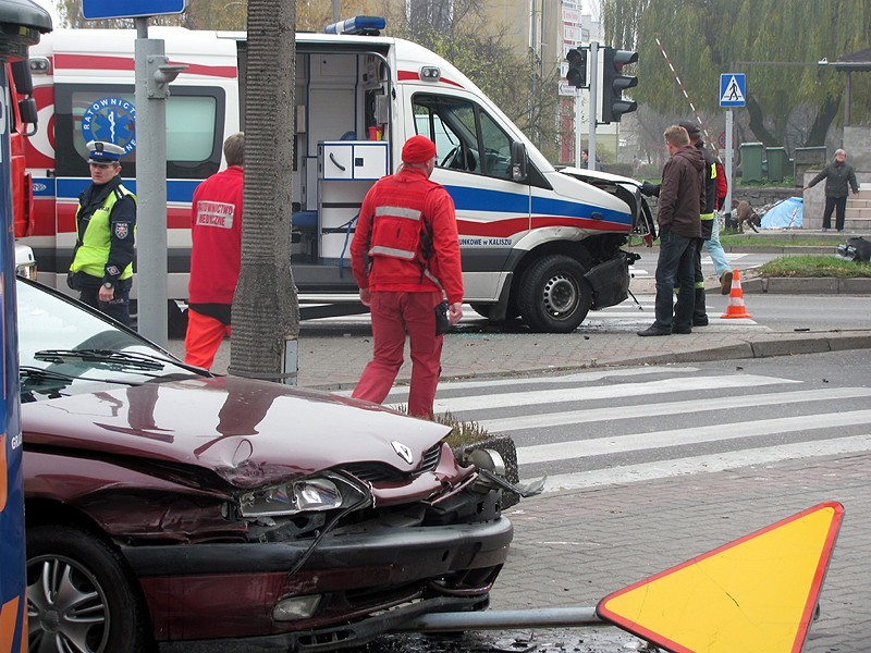 Kalisz: Wypadek w udziałem karetki na skrzyżowaniu ulic Nowy Świat, Ułańskiej i Legionów. ZDJĘCIA