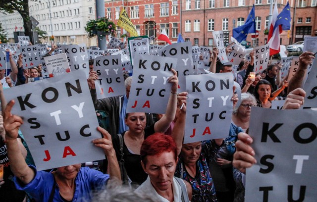 Protest przed sądem w Gdańsku 24.07.2018. Manifestacja  "Europo, nie odpuszczaj!" przed Sądem Okręgowym przy ul. Nowe Ogrody