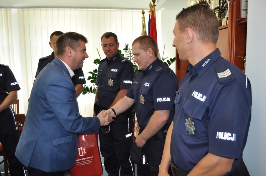 Kaliscy policjanci wyróżnieni przez burmistrza Opatówka za bohaterską postawę. ZDJĘCIA