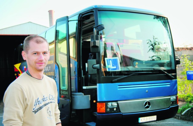Piotr Czubek uczy się kierować autobusem. By nie czekać za długo na egzamin, pojedzie zdawać do Nowego Sącza