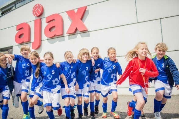 Płeć piękna „Szkółek piłkarskich NIVEA” także zawitała do Amsterdamu.