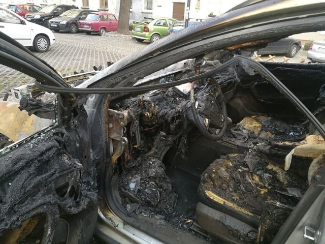 Auto spaliło się w sylwestrową noc. Wcześniej leżały koło niego gotowe do użycia fajerwerki