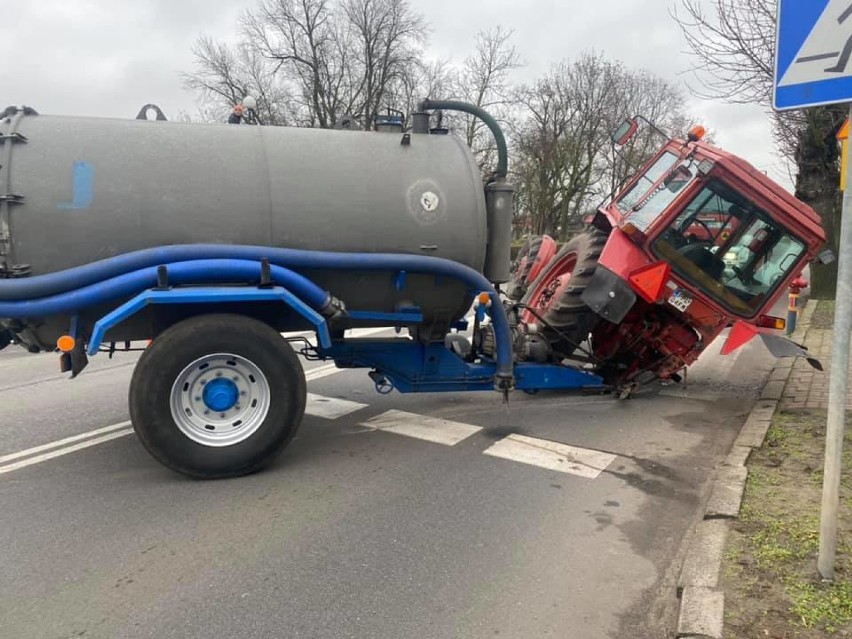 Gmina Chocz. Awaria ciągnika na drodze wojewódzkiej 