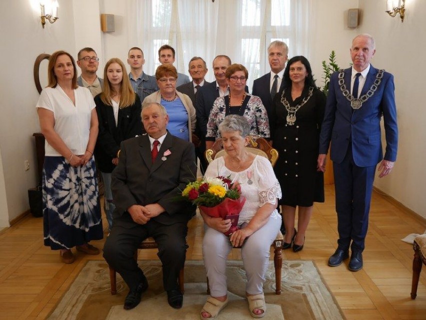 Państwo Janina i Janusz Ziółkowscy w otoczeniu najbliższych...