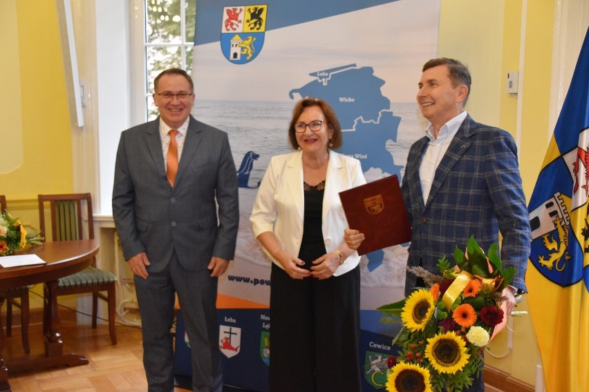 Starosta Alicja Zajączkowska gratulowała jubileuszu pracy...