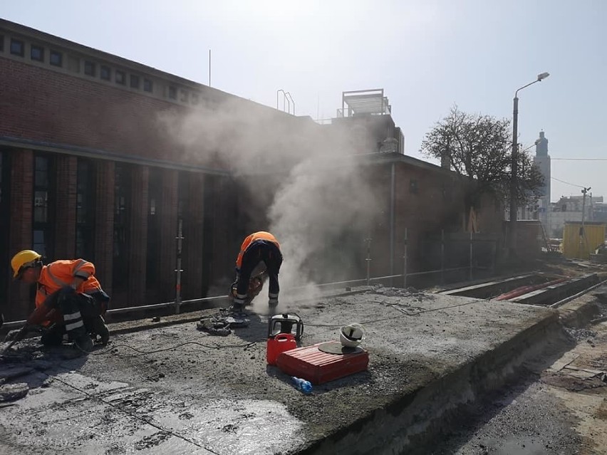 Wrocław. Na moście Pomorskim praca wre! Trwa demontaż betonowych płyt [ZDJĘCIA]