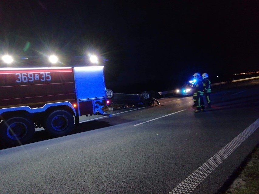 Dachowanie BMW na autostradzie A1 pod Włocławkiem. 3 osoby trafiły do szpitala [zdjęcia]
