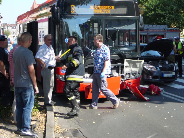 Nowa Sól, 8 sierpnia, centrum miasta. Wypadek z udziałem autobusu i auta osobowego.