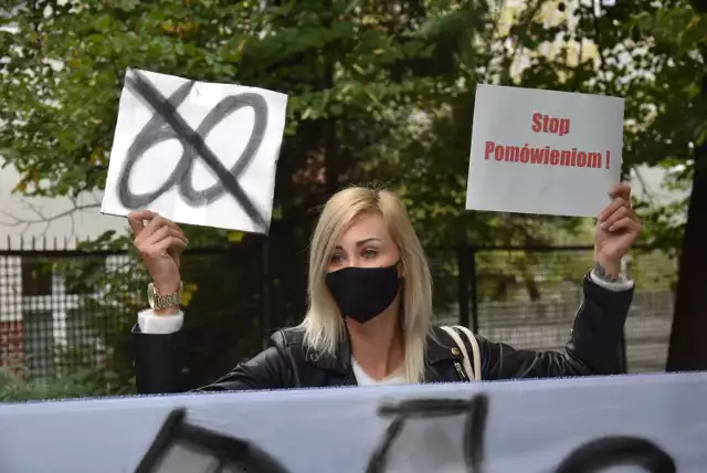 Kobiety Psycho Fans protestują przed salą Sądu Okręgowego w Katowicach. Mają dość tego, że oskarżeni od blisko trzech lat są przetrzymywani w aresztach

Zobacz kolejne zdjęcia. Przesuwaj zdjęcia w prawo - naciśnij strzałkę lub przycisk NASTĘPNE
