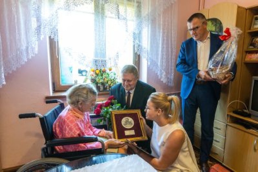 Helena Wujciak skończyła 100 lat. Odebrała medal Unitas Durat Palatinatus Cuiaviano-Pomeraniesis [zdjęcia]