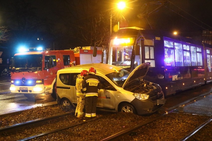 Tramwaj zderzył się z samochodem na Sienkiewicza we Wrocławiu [ZDJĘCIA]