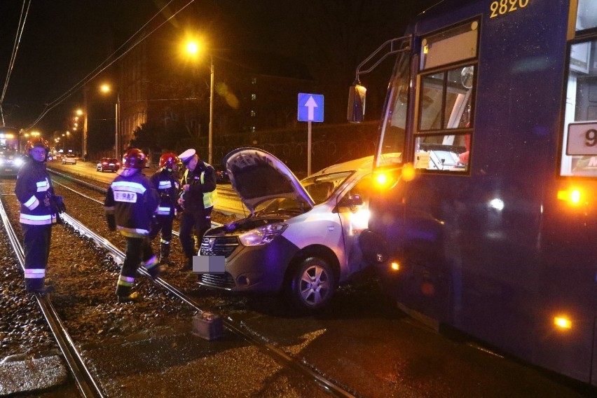 Tramwaj zderzył się z samochodem na Sienkiewicza we Wrocławiu [ZDJĘCIA]