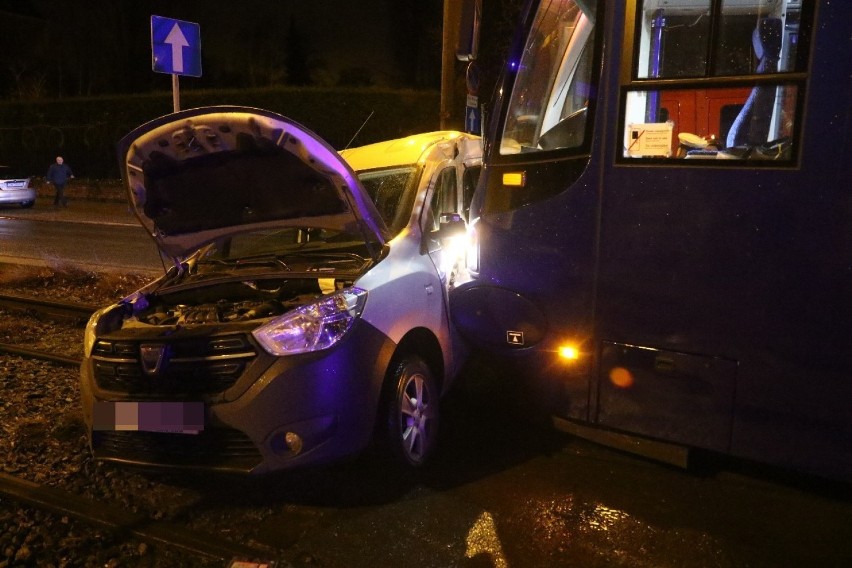 Tramwaj zderzył się z samochodem na Sienkiewicza we Wrocławiu [ZDJĘCIA]