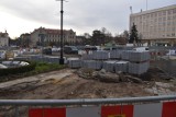 Tak teraz wygląda Plac Słowiański w Legnicy, A jak będzie wyglądał po przebudowie? ZDJĘCIA, WIZUALIZACJA