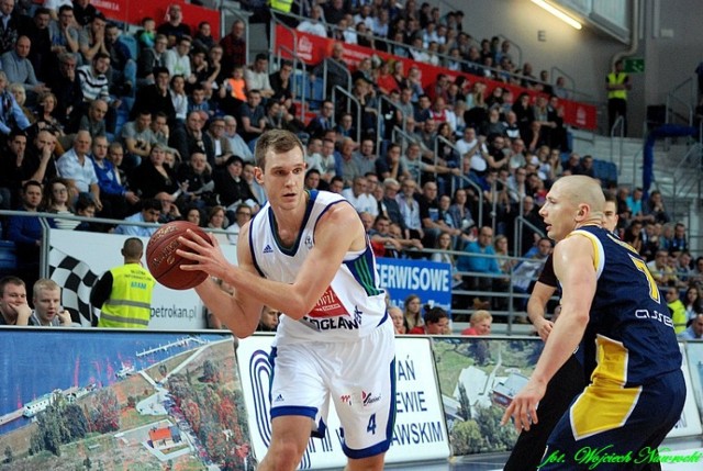 Nemanja Jaramaz - w białym stroju, najskuteczniejszy koszykarz Anwilu Włocławek, zdobywca 29 punktów, w tym 5 trójek