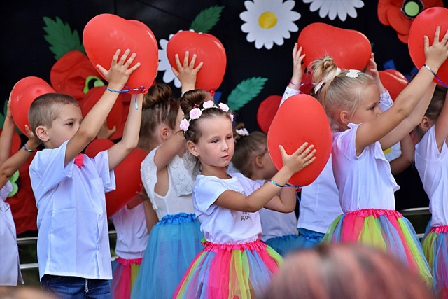 Na scenie prezentowały się dzieci z łużniańskich przedszkoli a do punktu szczepień ustawiła się długa kolejka