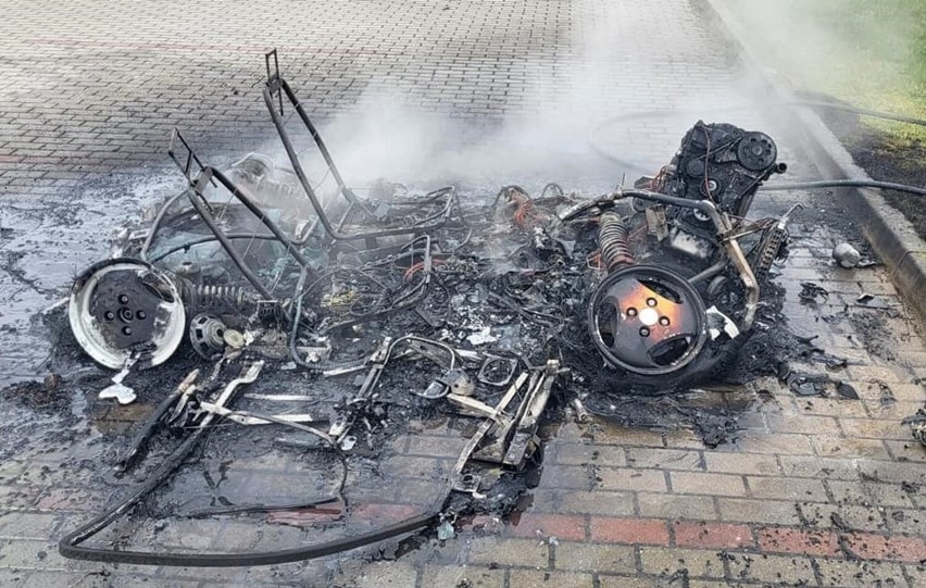 Pożar samochodu w Osiecznej. Z samochodu w powiecie leszczyńskim została sterta metalu