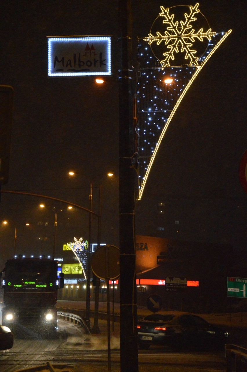 Świąteczne oświetlenie w Malborku [ZDJĘCIA]. Jak to wygląda na tle innych miast?