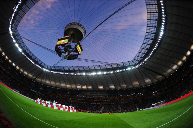 Liny stalowe dachu stadionu mają 71 km długości. Dla porównania liny kolejki wjeżdżającej na Kasprowy Wierch mają 17 km.

Na stadionie jest też 10 km różnego rodzaju schodów.