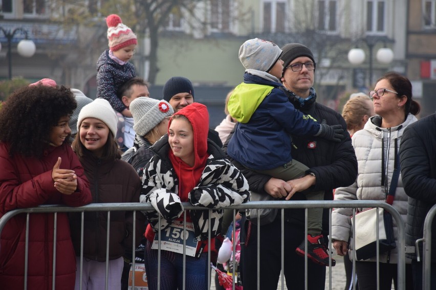 Bieg Niepodległości w Obornikach. Biegacze na trasie mogli liczyć na wsparcie kibiców.