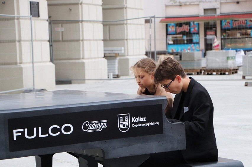Młodzi pianiści zagrali dla kaliszan na Głównym Rynku