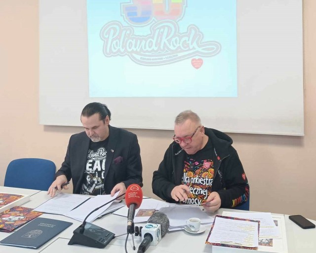 Burmistrz Czaplinka Marcin Naruszewicz (z lewej) podpisuje umowę z Jerzym Owsiakiem na dzierżawę terenów dawnego lotniska
