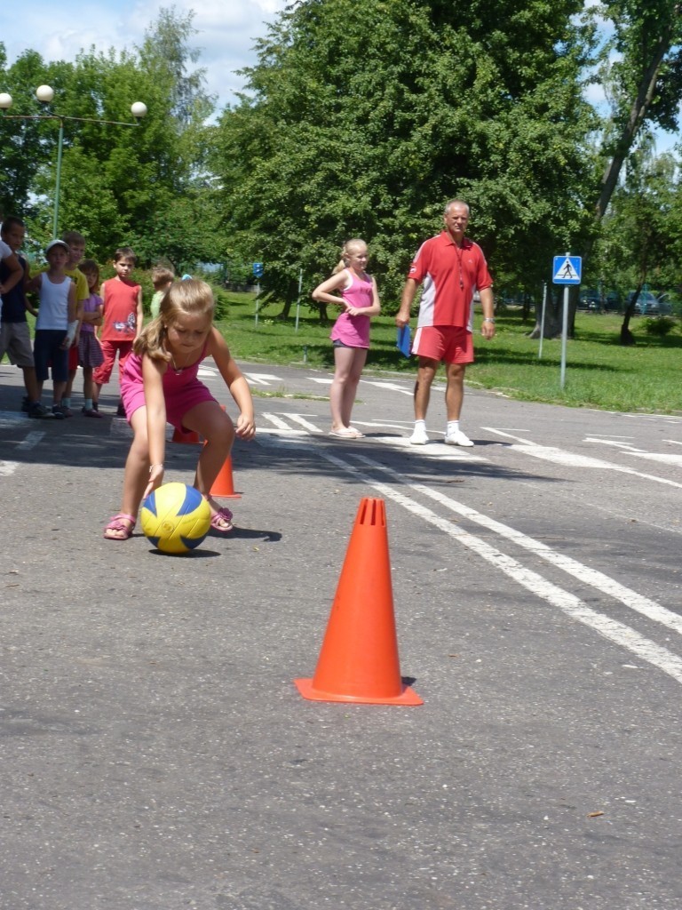 Wakacje na sportowo z MOSiR: Gry i zabawy w miasteczku ruchu drogowego