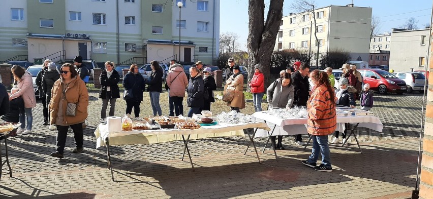 Malbork. Kiermasz kulinarny na rzecz uchodźców w parafii na Piaskach. Wola pomagania była tak duża, że pierogi rozeszły się błyskawicznie